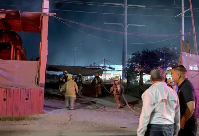 Bomberos trabajan en la extinción de incendio en restaurante de San José del Cabo