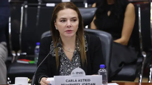 Sesión del Consejo General del INE con integrantes en la mesa directiva