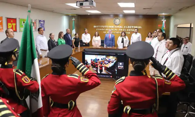 Autoridades electorales durante una ceremonia cívica en Mexicali, Baja California