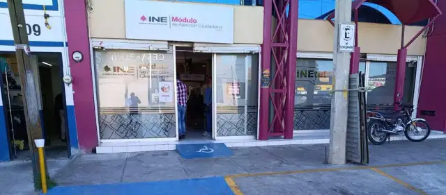 Personas en un módulo del INE realizando trámites de credencialización