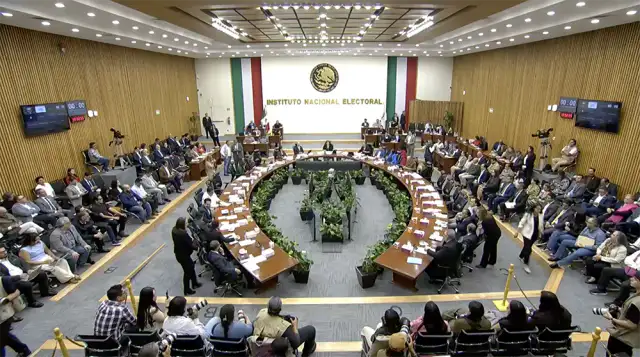 Sesión del Consejo General del INE con consejeros electorales