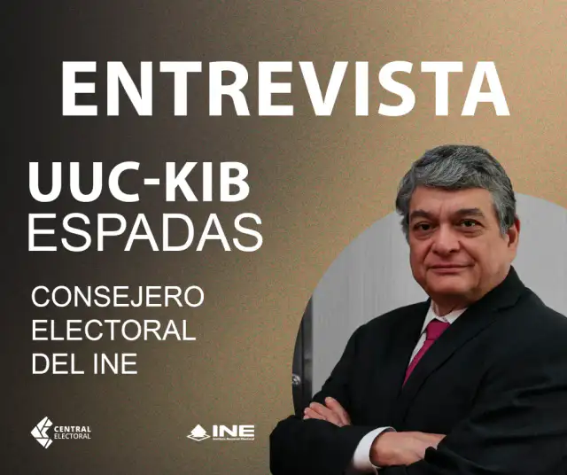Consejero electoral Uuc-kib Espadas durante una entrevista radiofónica