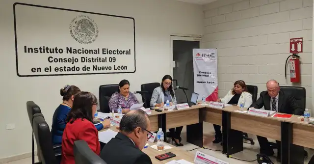 Personas registrándose en una convocatoria del INE en Nuevo León
