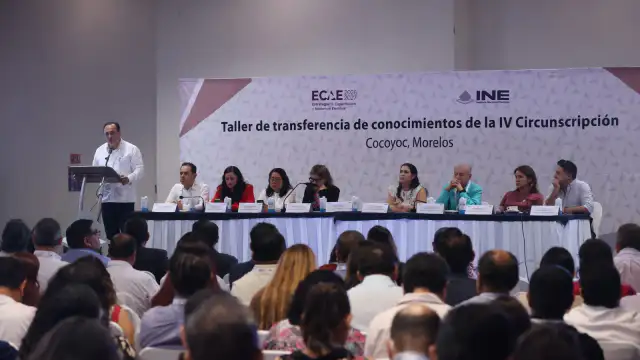Personal del INE durante una reunión de capacitación electoral en Morelos