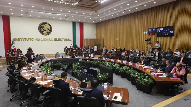 Sesión del Consejo General del INE con integrantes en la mesa directiva