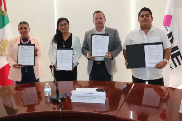 Funcionarios del INE y la CEFIM durante la firma de un convenio de colaboración en San Luis Potosí