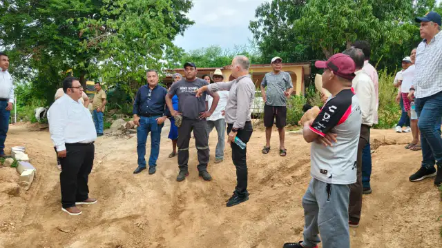 Funcionarios estatales supervisan obras de infraestructura en comunidad rural de Acapulco