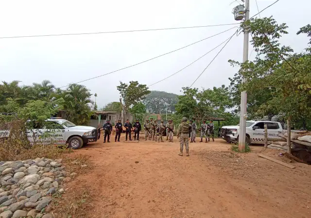 Elementos de seguridad durante la instalación de la base interinstitucional en Petatlán