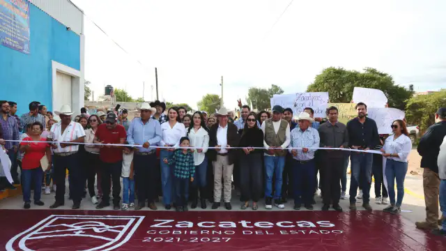 Gobernador David Monreal en corte de listón de calles pavimentadas en Chaparrosa, Villa de Cos