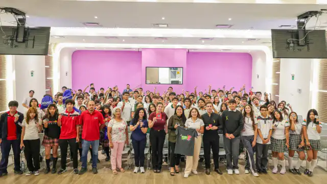 Estudiantes de nivel medio superior durante una actividad educativa sobre salud sexual en La Paz