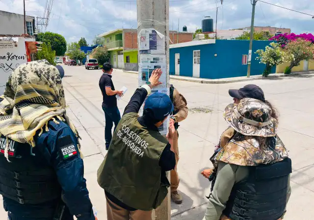 Personas caminando por una calle durante jornada de búsqueda en Fresnillo