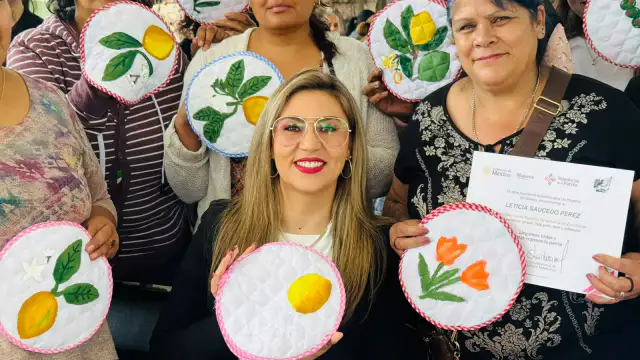 Personas participando en talleres y servicios gratuitos en la colonia La Pimienta
