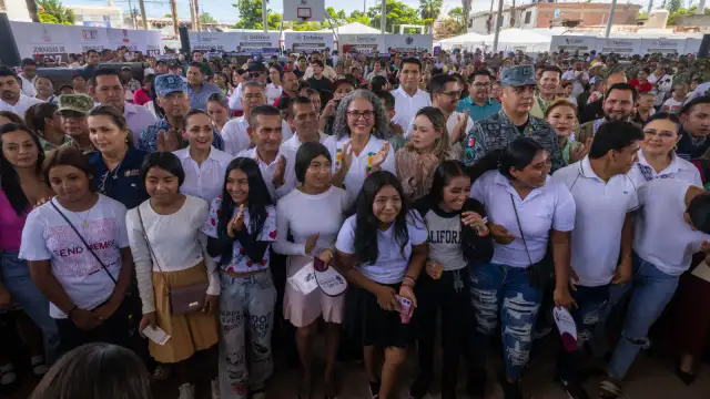 Autoridades y vecinos durante un recorrido casa por casa en Villa Juárez, Navolato