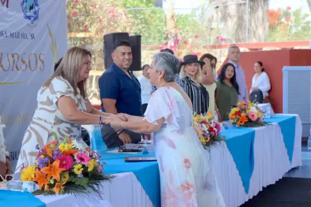 Ceremonia de graduación en el CETMAR No. 31 en Los Cabos