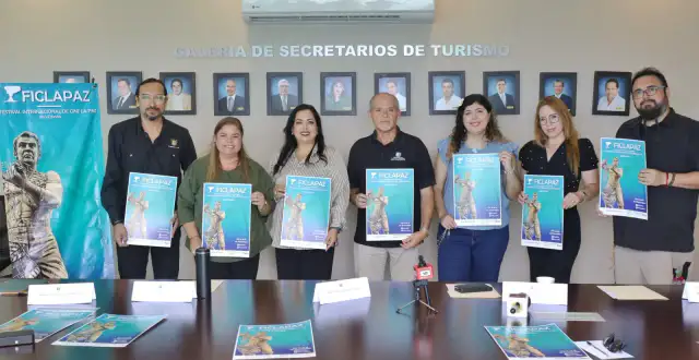 Asistentes a una proyección cinematográfica en un recinto cultural de La Paz