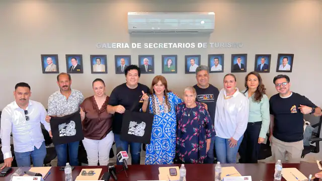 Asistentes a una función de cine al aire libre en una comunidad de Baja California Sur