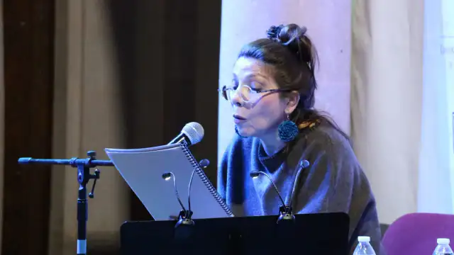 Actriz leyendo en voz alta en el Patio Principal del Museo Zacatecano