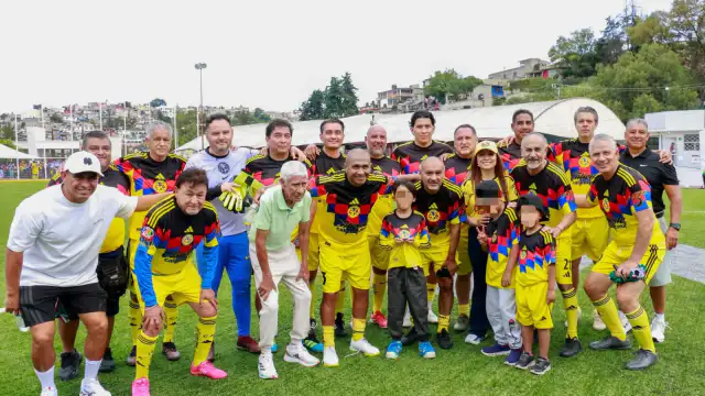 Futbolistas veteranos y público en el Deportivo La Colmena durante el partido amistoso