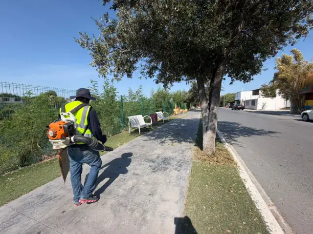 Cuadrilla de limpieza barriendo una calle en Reynosa