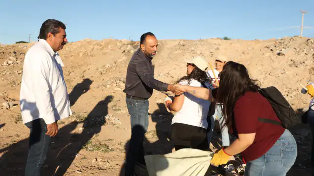 Trabajadores municipales retiran residuos de un dique en Senderos de San Isidro