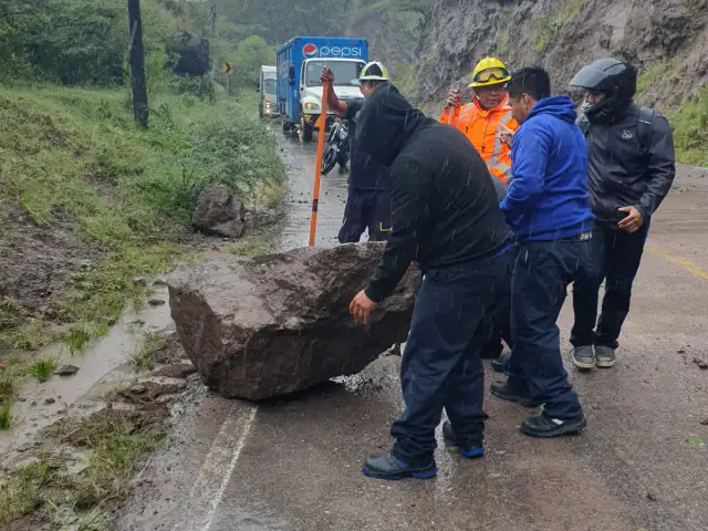 Tramo carretero con piedras y lodo tras derrumbe en Tixtla, Guerrero