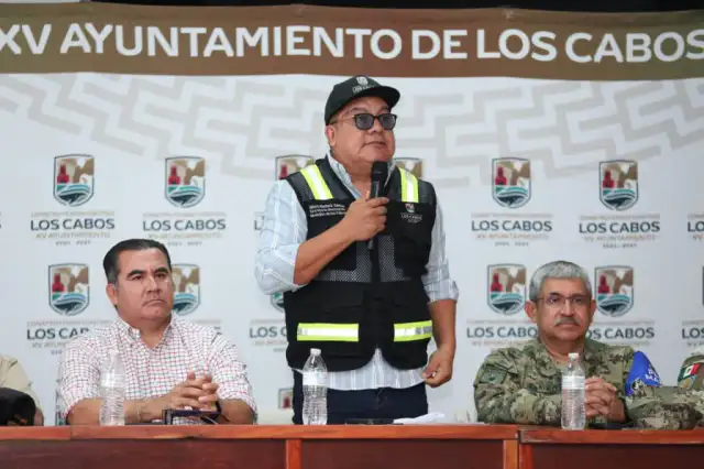 Personal de Protección Civil durante recorridos preventivos en calles de Los Cabos