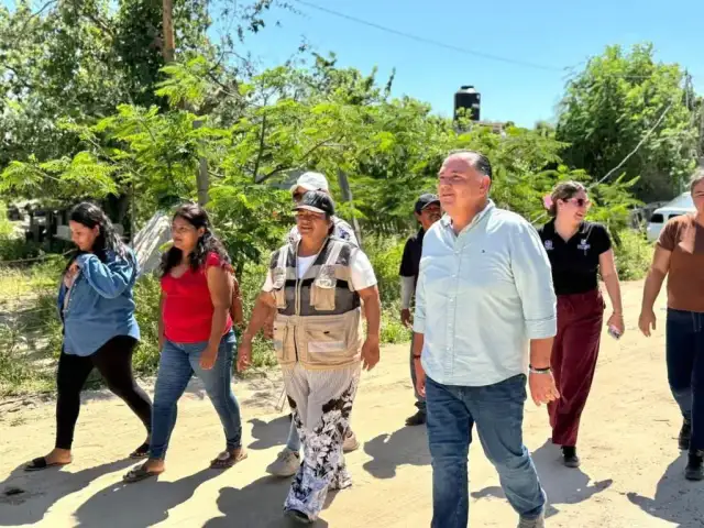 Trabajadores y vecinos durante el recorrido de obra eléctrica en la colonia Los Mezquites