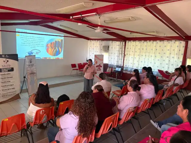 Mujeres participando en una jornada de prevención de cáncer de mama en Los Cabos