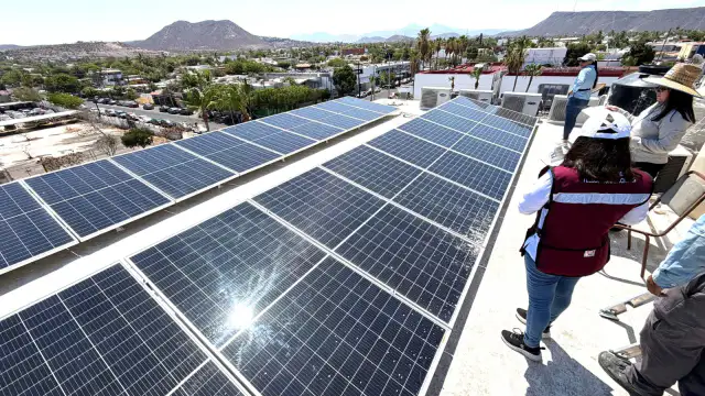Paneles solares en edificio público de La Paz, Baja California Sur
