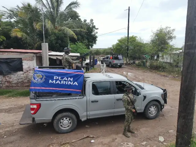 Personal naval durante labores de auxilio en una comunidad costera de Sinaloa