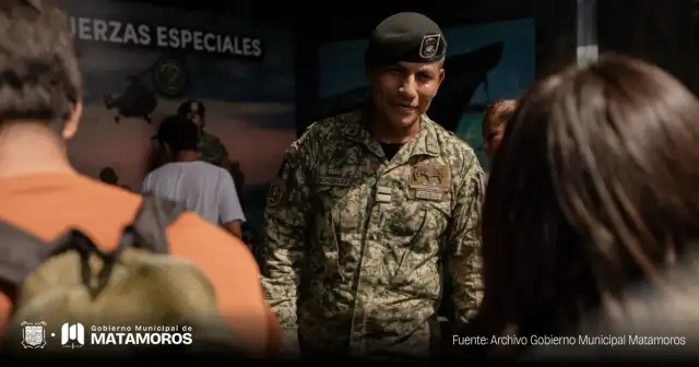 Fotografía de la Exposición Militar La Gran Fuerza de México en Matamoros con asistentes recorriendo módulos