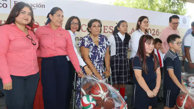 Estudiantes en la ceremonia de inicio de clases en una escuela primaria de La Paz