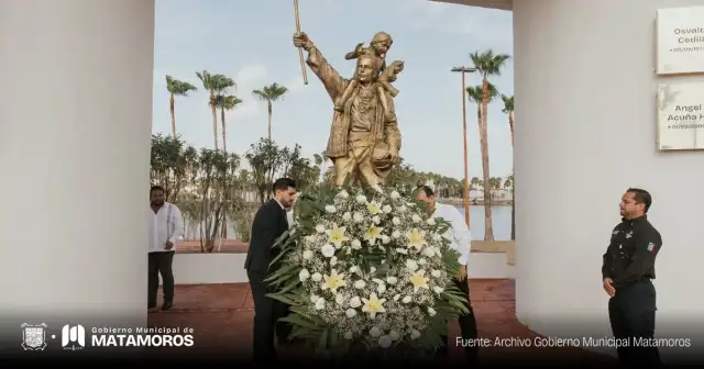 Autoridades y familiares durante la inauguración del muro Héroes de Matamoros