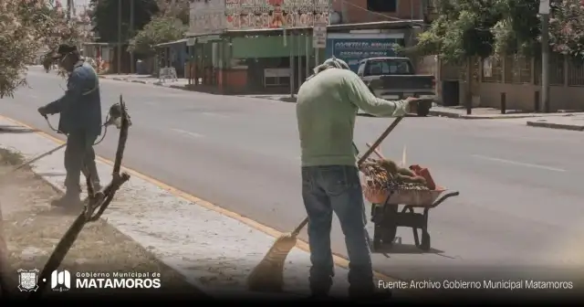 Personal municipal realiza trabajos de limpieza en un parque de Matamoros
