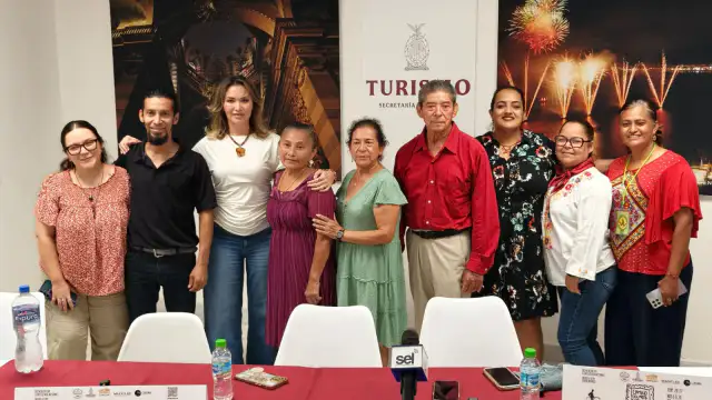 Personas caminando por el Centro Histórico de Mazatlán durante un evento cultural