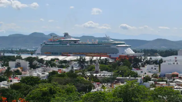 Crucero Navigator Of The Seas en el puerto de Mazatlán