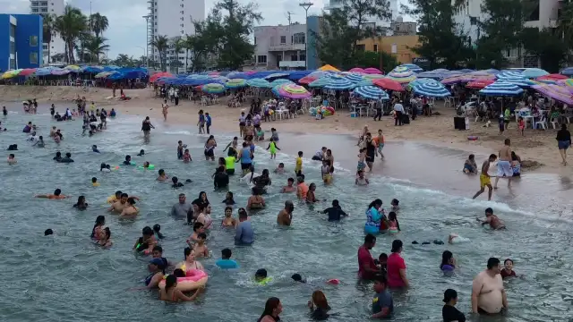 Turistas en playa de Mazatlán durante fin de semana de verano