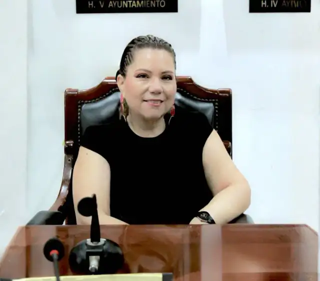 Edificio del Ayuntamiento de Los Cabos con banderas