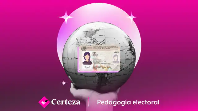 Persona mostrando su credencial para votar del INE