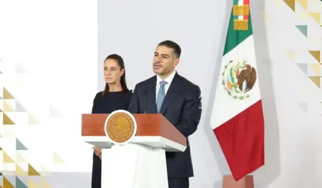 Autoridades durante una conferencia de prensa sobre seguridad escolar