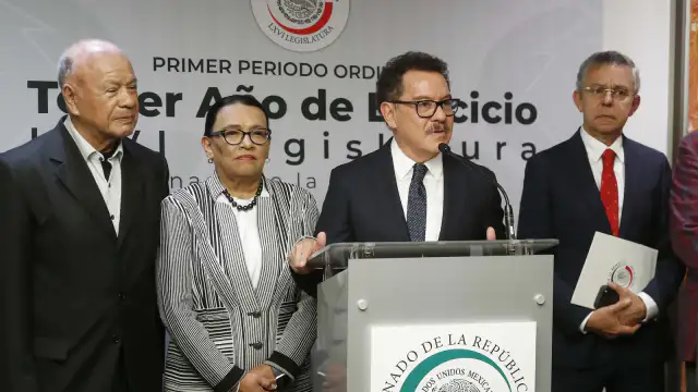 Reunión entre legisladores y funcionaria federal en el Senado de la República