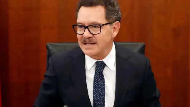 Sesión en el Senado de la República con legisladores en sus curules