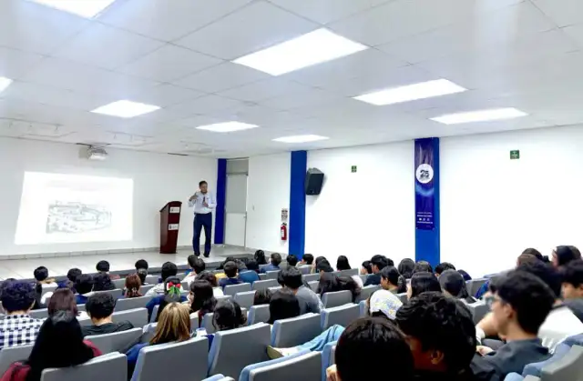 Estudiantes de Turismo durante una ponencia sobre las misiones de Baja California Sur en Los Cabos