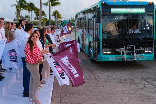 Autobuses híbridos de MOBI durante la presentación de nuevas rutas en Cancún