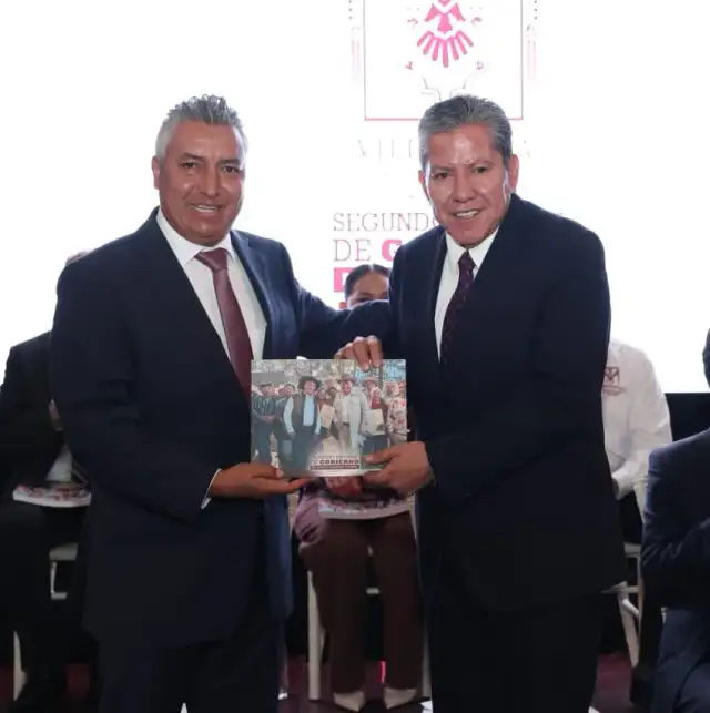 Gobernador de Zacatecas durante un evento público con autoridades municipales