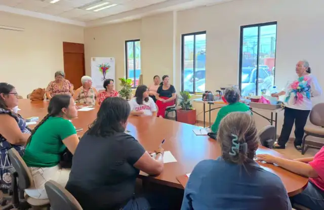 Mujeres en taller de gelatinas del IMMLC en La Ribera, Los Cabos