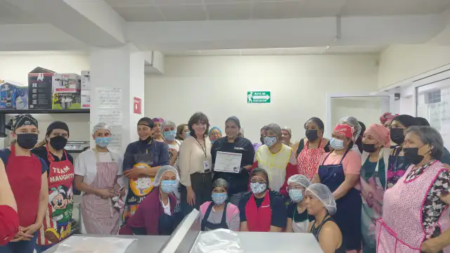 Mujeres en un taller de repostería decorando pasteles en Zacatecas