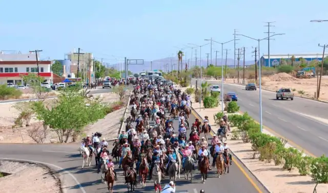 Jinetes recorren calles de Santa Anita durante cabalgata de Fiestas Tradicionales 2026