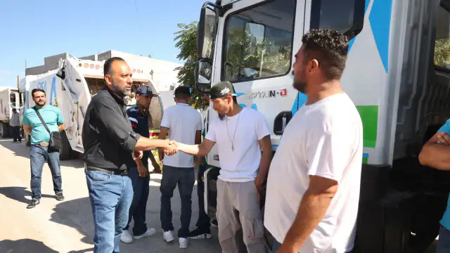 Camión de recolección de basura circulando por una calle de Ciudad Juárez