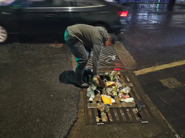 Personal municipal trabaja en una calle de Naucalpan durante las lluvias